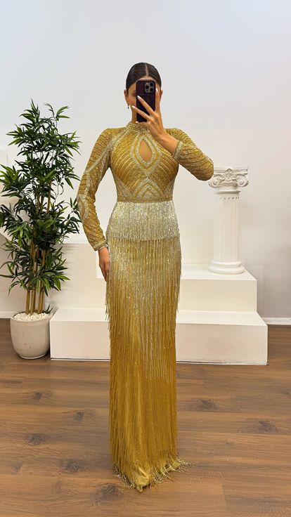 Abito da sera firmato con nappe dorate e ricami a mano 