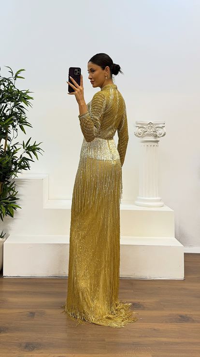 Abito da sera firmato con nappe dorate e ricami a mano 