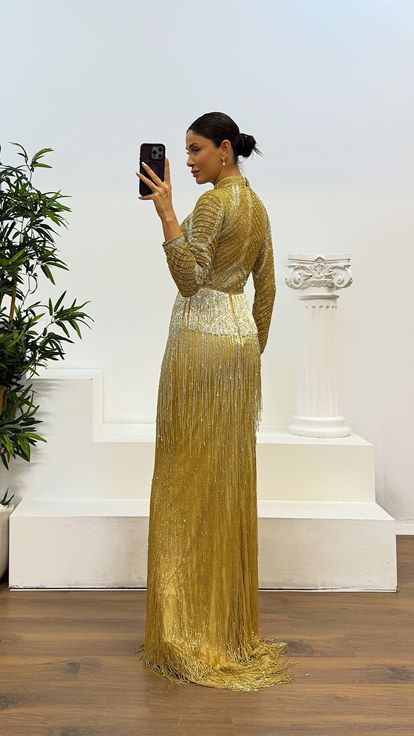 Abito da sera firmato con nappe dorate e ricami a mano 