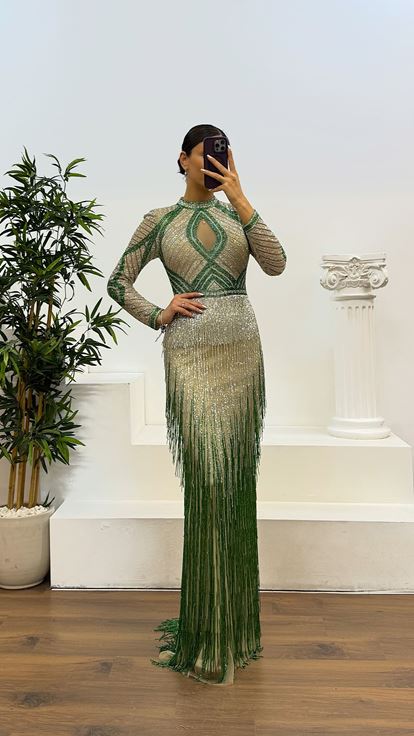 Abito da sera firmato con nappe e ricami a mano 