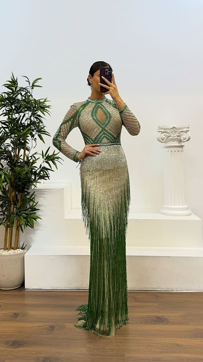 Abito da sera firmato con nappe e ricami a mano 