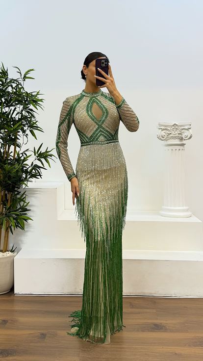 Abito da sera firmato con nappe e ricami a mano 