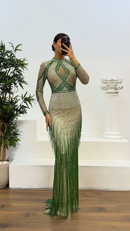 Abito da sera firmato con nappe e ricami a mano 