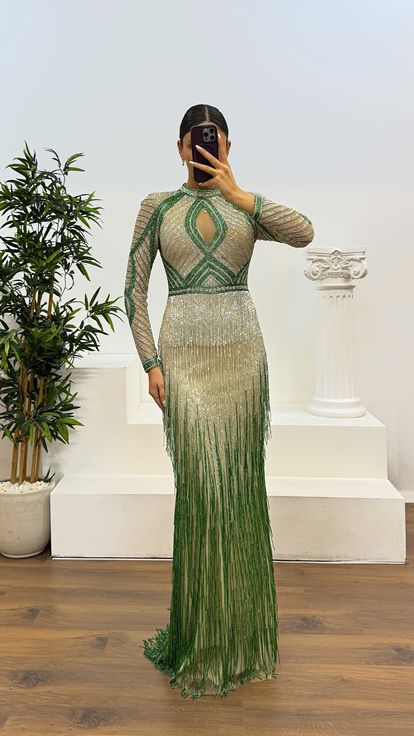 Abito da sera firmato con nappe e ricami a mano 