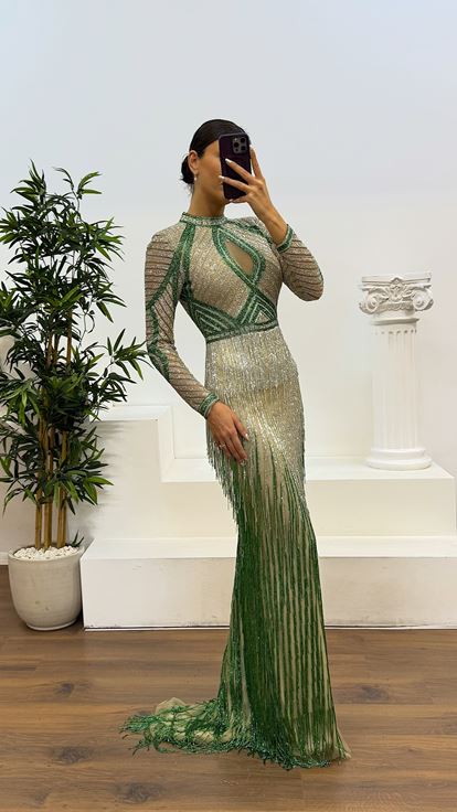 Abito da sera firmato con nappe e ricami a mano 