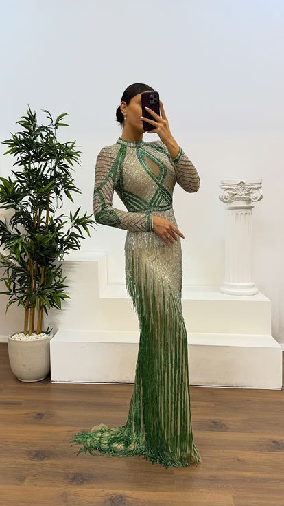 Abito da sera firmato con nappe e ricami a mano 