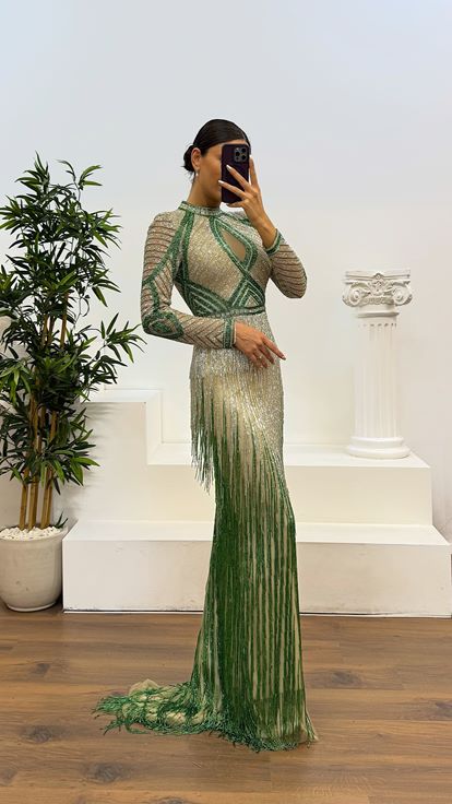 Abito da sera firmato con nappe e ricami a mano 