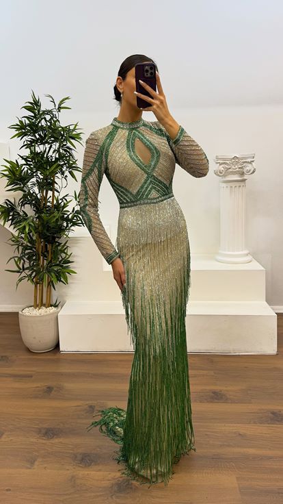 Abito da sera firmato con nappe e ricami a mano 