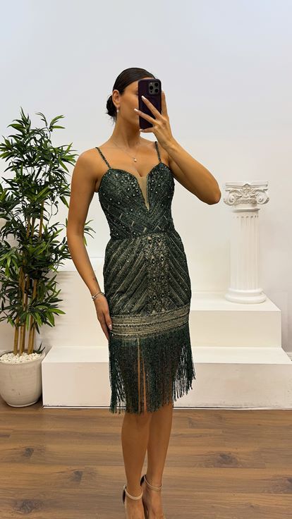 Abito da sera verde con spalline sottili e ricami a mano 