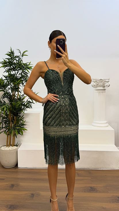 Abito da sera verde con spalline sottili e ricami a mano 