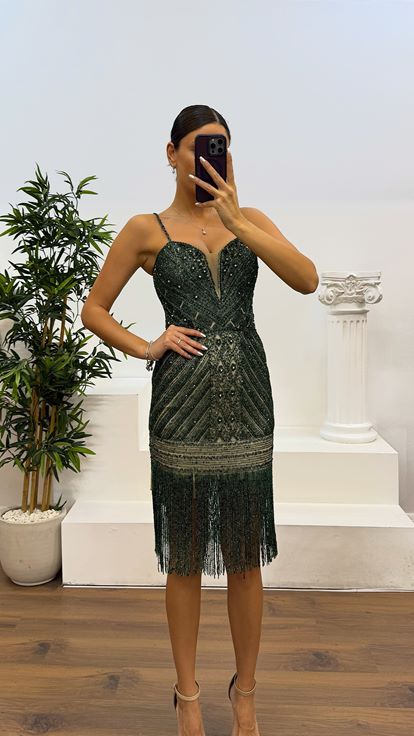 Abito da sera verde con spalline sottili e ricami a mano 