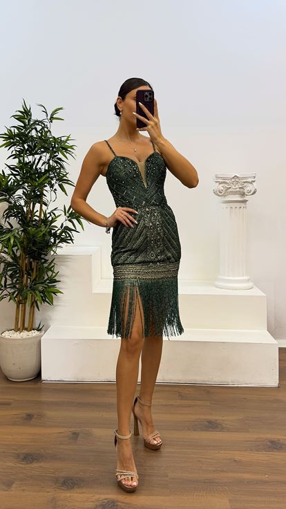 Abito da sera verde con spalline sottili e ricami a mano 