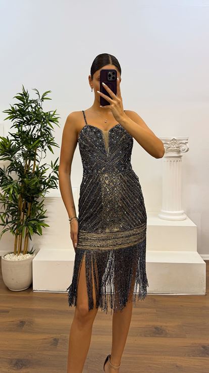 Vestido de noche azul marino de tirantes bordado a mano