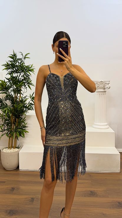 Vestido de noche azul marino de tirantes bordado a mano