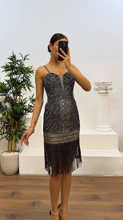 Vestido de noche azul marino de tirantes bordado a mano