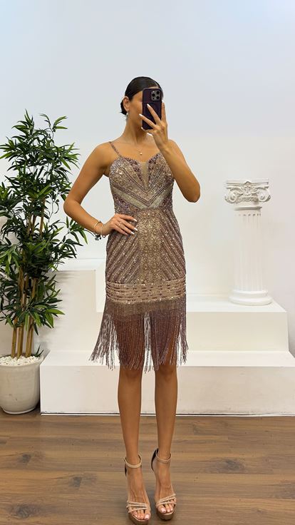 Abito da sera bordeaux con spalline sottili e ricami a mano 