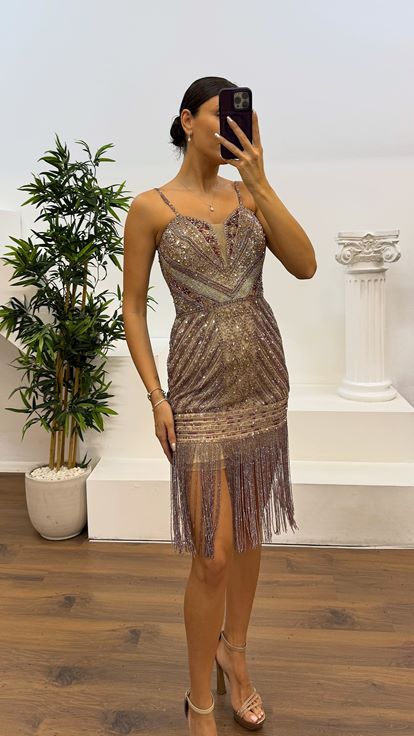 Abito da sera bordeaux con spalline sottili e ricami a mano 