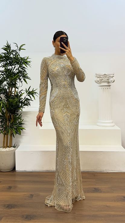 Abito da sera color crema a maniche lunghe  ricamato a mano  firmato da stilista 