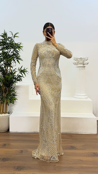 Abito da sera color crema a maniche lunghe  ricamato a mano  firmato da stilista 