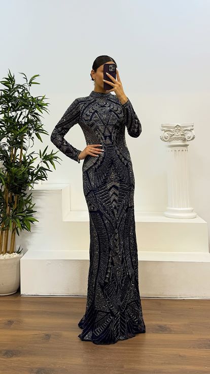 Abito da sera blu navy a maniche lunghe  ricamato a mano  firmato da stilista 