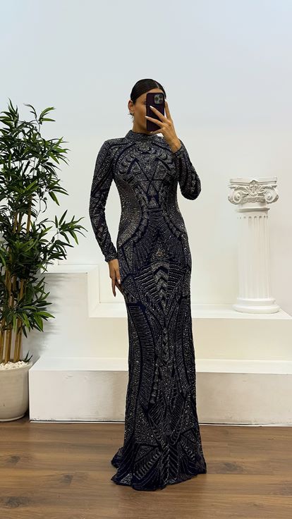 Abito da sera blu navy a maniche lunghe  ricamato a mano  firmato da stilista 