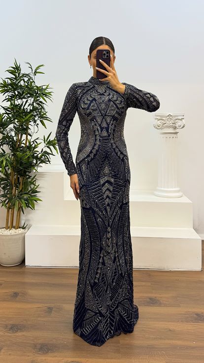 Abito da sera blu navy a maniche lunghe  ricamato a mano  firmato da stilista 