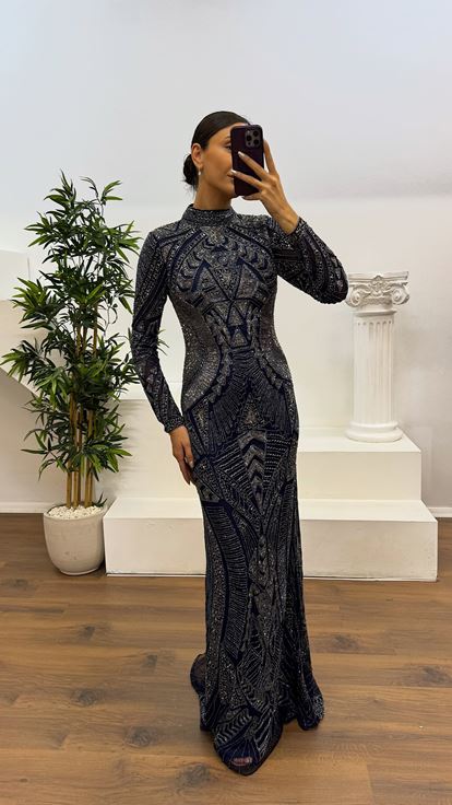 Abito da sera blu navy a maniche lunghe  ricamato a mano  firmato da stilista 