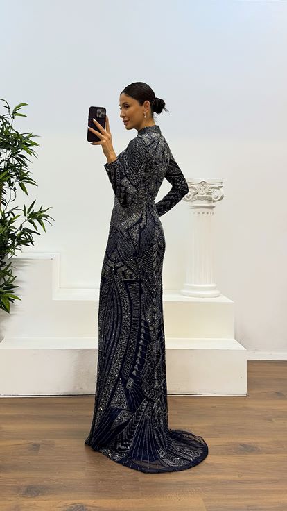 Abito da sera blu navy a maniche lunghe  ricamato a mano  firmato da stilista 