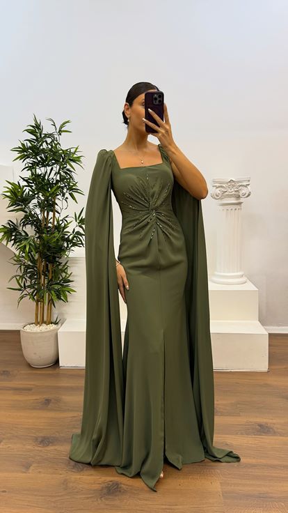 فستان سهرة كاكي بياقة مربعة