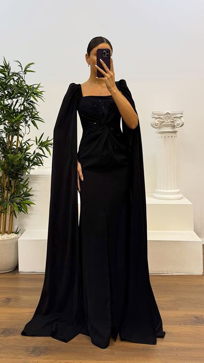 Abito da sera nero con scollo quadrato