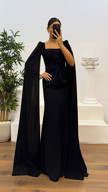 Abito da sera nero con scollo quadrato