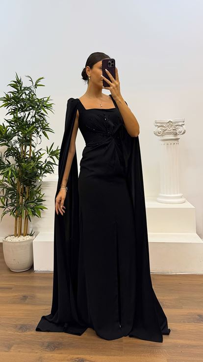 Abito da sera nero con scollo quadrato