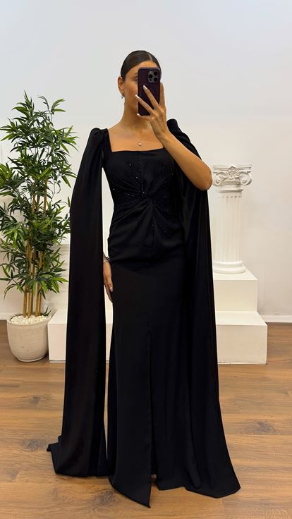 Abito da sera nero con scollo quadrato