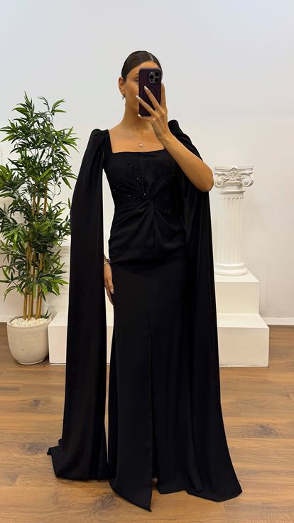 Abito da sera nero con scollo quadrato