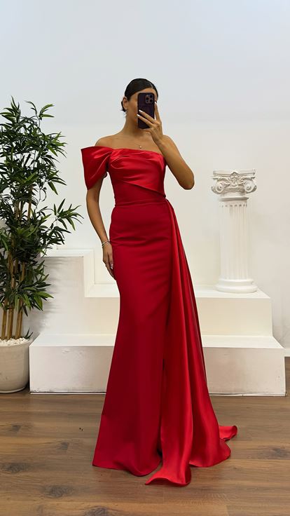 Abito da sera rosso con dettagli in raso monospalla