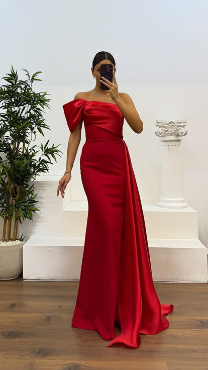 Abito da sera rosso con dettagli in raso monospalla