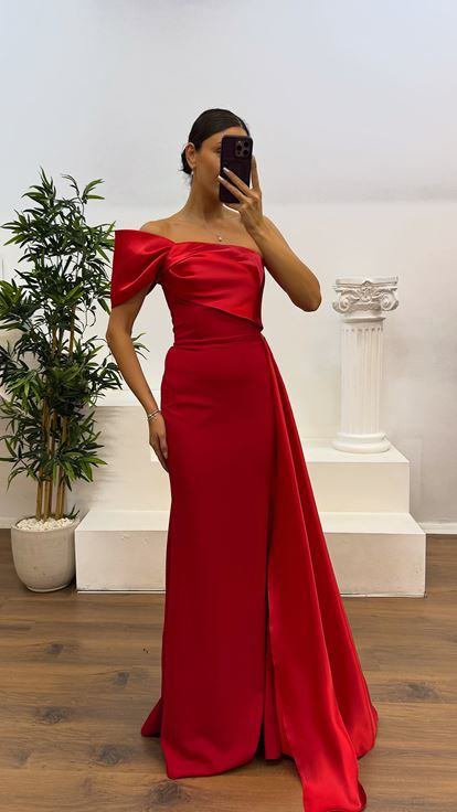 Abito da sera rosso con dettagli in raso monospalla