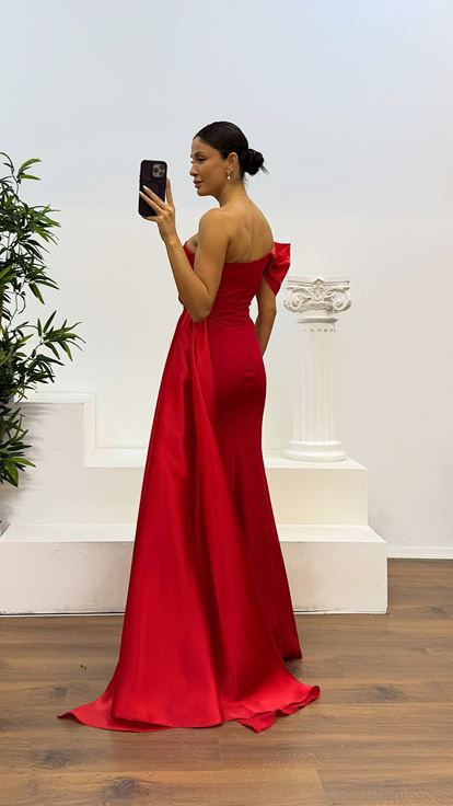 Abito da sera rosso con dettagli in raso monospalla
