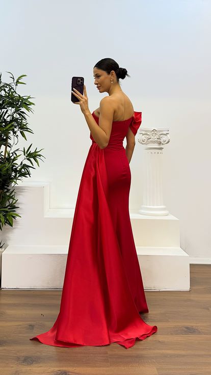 Abito da sera rosso con dettagli in raso monospalla
