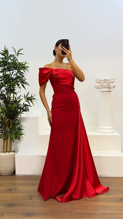 Abito da sera rosso con dettagli in raso monospalla