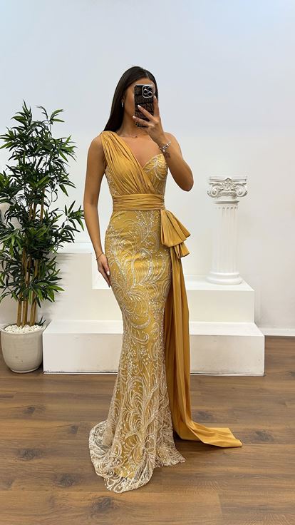 فستان سهرة ذهبي مطرز بكتف واحد