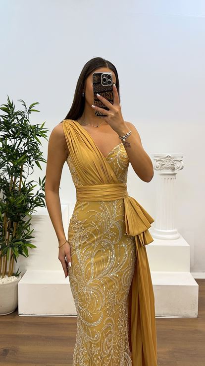 فستان سهرة ذهبي مطرز بكتف واحد