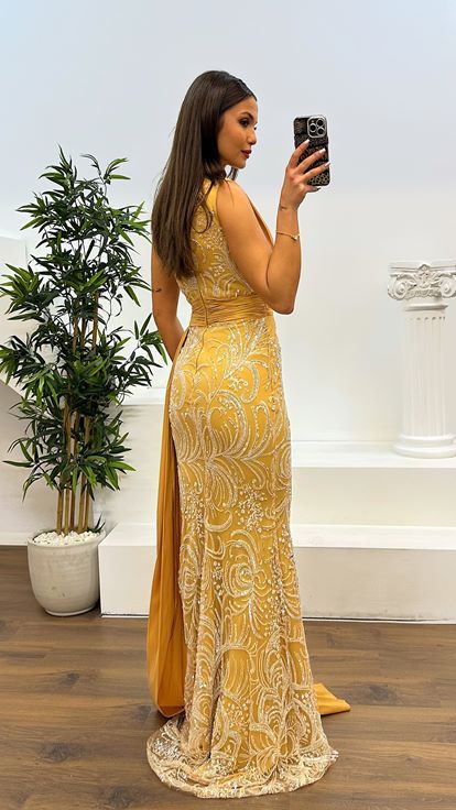 فستان سهرة ذهبي مطرز بكتف واحد
