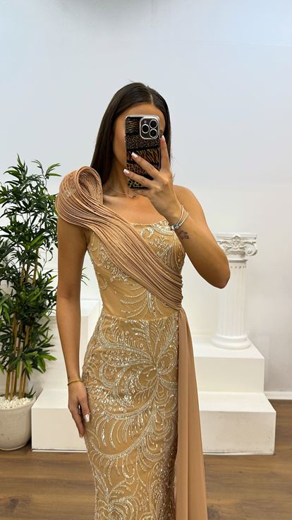 فستان سهرة ذهبي مطرز بكتف واحد