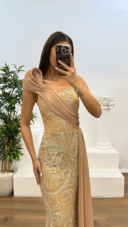 فستان سهرة ذهبي مطرز بكتف واحد