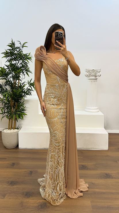 فستان سهرة ذهبي مطرز بكتف واحد