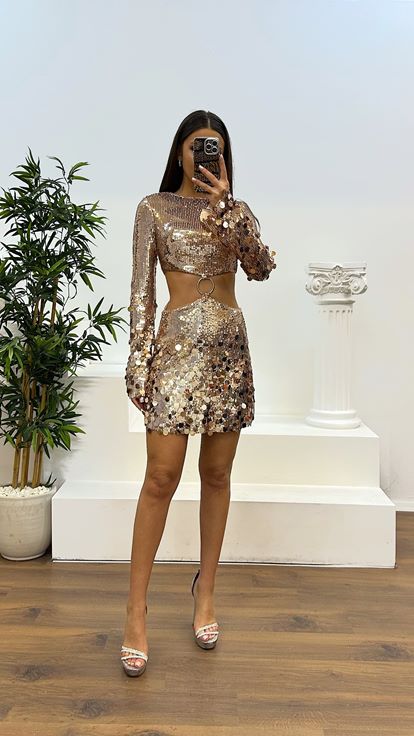 Mini vestido de noche con lentejuelas y detalle de cintura dorada