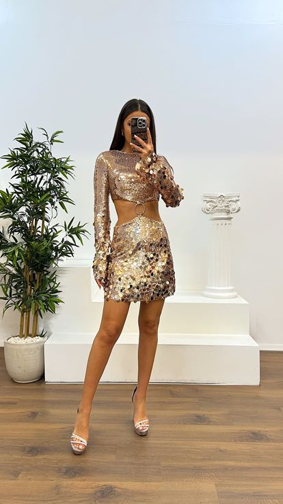 Mini vestido de noche con lentejuelas y detalle de cintura dorada