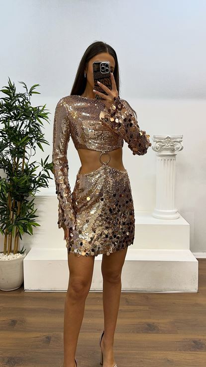 Mini vestido de noche con lentejuelas y detalle de cintura dorada