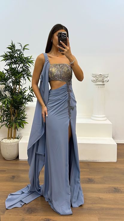 فستان سهرة أزرق نيلي بكتف واحد وتفاصيل عند الخصر